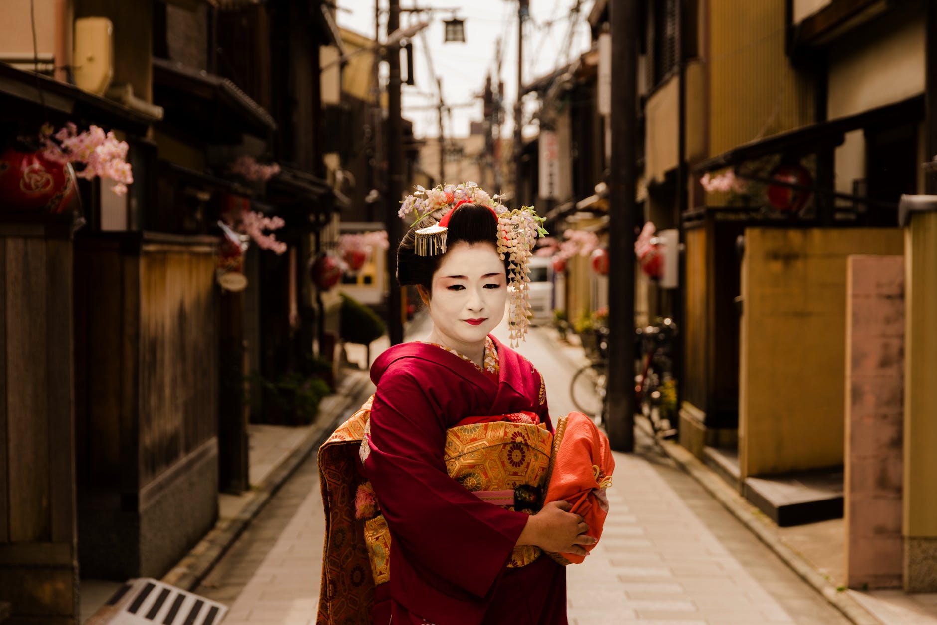 走入京都的時光隧道：綻放紅色魅力的和服美人